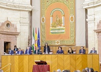   La presidenta del Parlamento, Marta Bosquet, pronuncia su discurso en presencia de los miembros de la Mesa