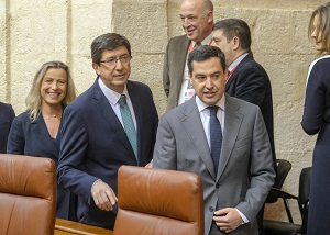  Juanma Moreno, del Partido Popular, y Juan Marn, de Ciudadanos, a su llegada al Saln de Plenos