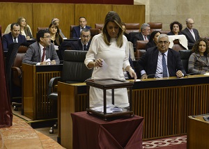  La presidenta de la Junta de Andaluca en funciones, Susana Daz, en una de las votaciones de la sesin