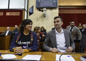 Teresa Rodrguez y Antonio Mallo, de Adelante Andaluca, antes del inicio de la sesin 