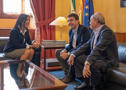  Marta Bosquet, presidenta del Parlamento, con Mario Jimnez y Juan Cornejo, del Grupo Socialista