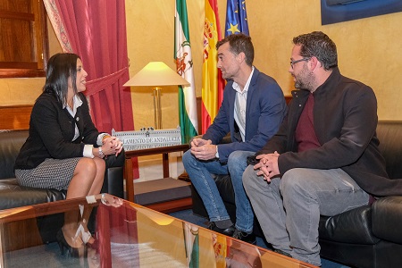 La presidenta del Parlamento conversa con los representantes de Adelante Andaluca 