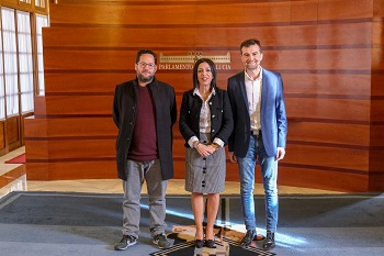  Jos Ignacio Garca y Antonio Mallo, de Adelante Andaluca, con la presidenta del Parlamento, Marta Bosquet