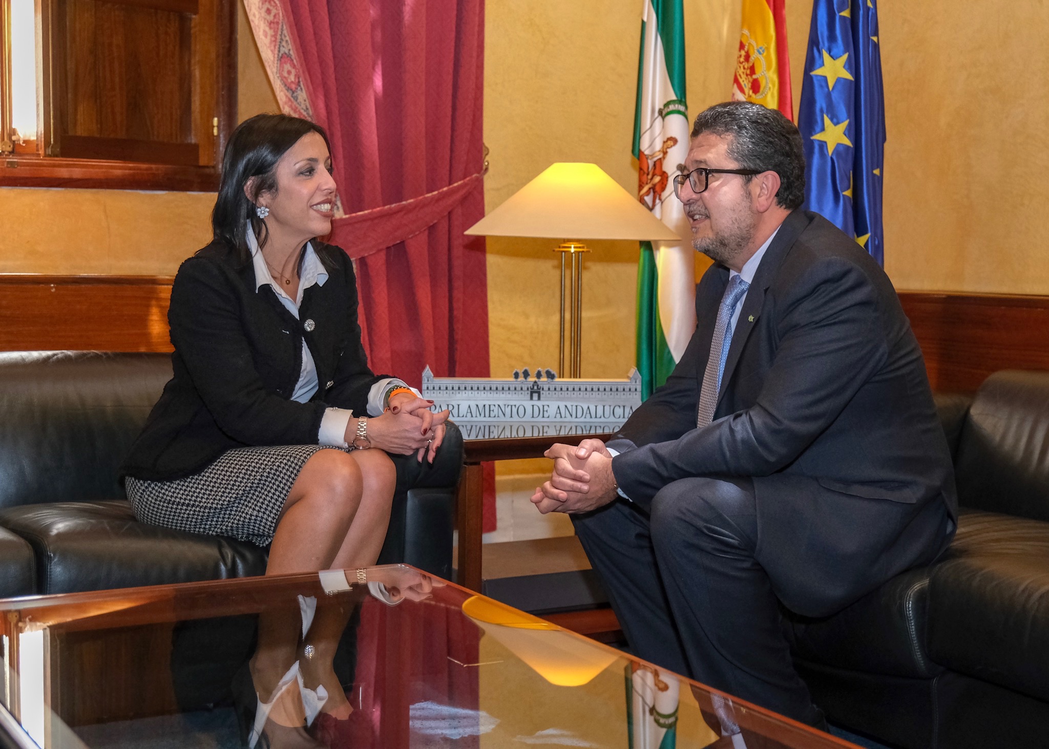    La presidenta del Parlamento, Marta Bosquet, con el portavoz del Grupo parlamentario Vox, Francisco Serrano