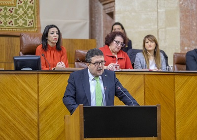  El portavoz del Grupo parlamentario Vox, Francisco Serrano, interviene en el debate de investidura