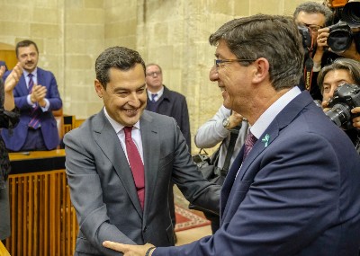  Juan Manuel Moreno recibe la felicitacin de Juan Marn tras ser investido presidente de la Junta de Andaluca