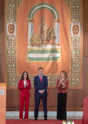  La presidenta del Parlamento, el presidente de la Junta de Andaluca y la ministra de Poltica Territorial y Funcin Pblica, en un momento del acto