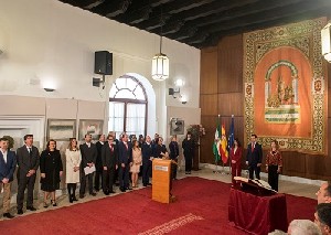   Los miembros de la Mesa y portavoces parlamentarios, durante la interpretacin del himno de Andaluca
