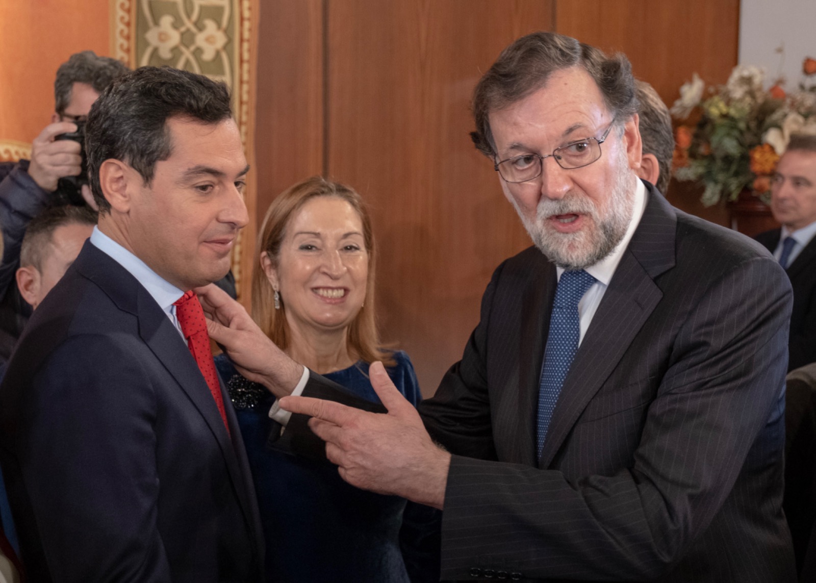  Mariano Rajoy y Ana Pastor felicitan a Juan Manuel Moreno