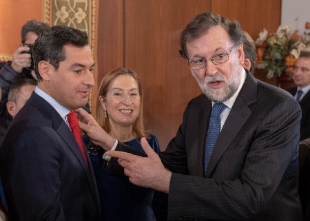  Mariano Rajoy y Ana Pastor felicitan a Juan Manuel Moreno