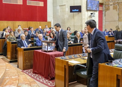  El presidente de la Junta de Andaluca, Juan Manuel Moreno, emite su voto para la designacin de senadores en representacin de la Comunidad Autnoma