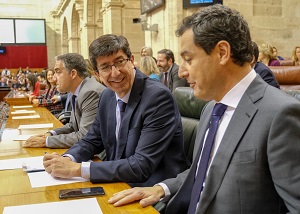  El presidente y el vicepresidente de la Junta de Andaluca conversan antes del inicio del Pleno 