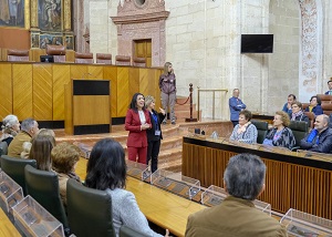  La presidenta del Parlamento, Marta Bosquet, explica el funcionamiento del Pleno a un grupo de visitantes durante la Jornada de Puertas Abiertas 