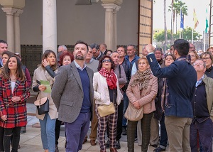 Un grupo de visitantes, acompaado por el diputado Pablo Cambronero, recibe explicaciones sobre la fachada del Saln de Plenos