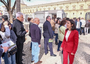  La presidenta del Parlamento saluda a los visitantes que aguardan en la cola 