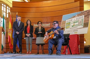  El cantaor y guitarrista Miguel Ramos 'El Plazoleta', vendedor de la ONCE, interpreta el himno de Andaluca