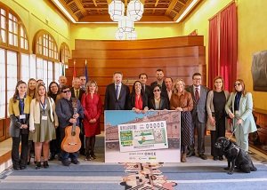 La presidenta del Parlamento y diputados, con los representantes de la ONCE y el Centro de Estudios Andaluces