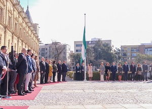  La presidenta del Parlamento, Marta Bosquet, iza la bandera andaluza ante la fachada de la sede de la Cmara en presencia de la Mesa, ex presidentes, diputados y otras autoridades