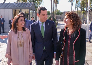  La presidenta del Parlamento, el presidente de la Junta de Andaluca y la ministra de Hacienda, antes del inicio del acto
