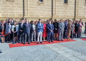  Los diputados del Parlamento de Andaluca, en el acto de izada de la bandera