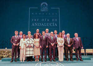   El presidente de la Junta de Andaluca y la presidenta del Parlamento, con los galardonados