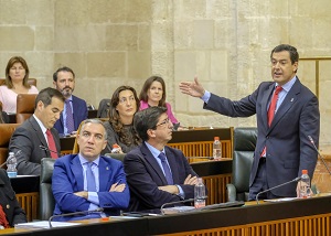  Juan Manuel Moreno, presidente de la Junta de Andaluca, en una de las respuestas a los portavoces de los grupos parlamentarios