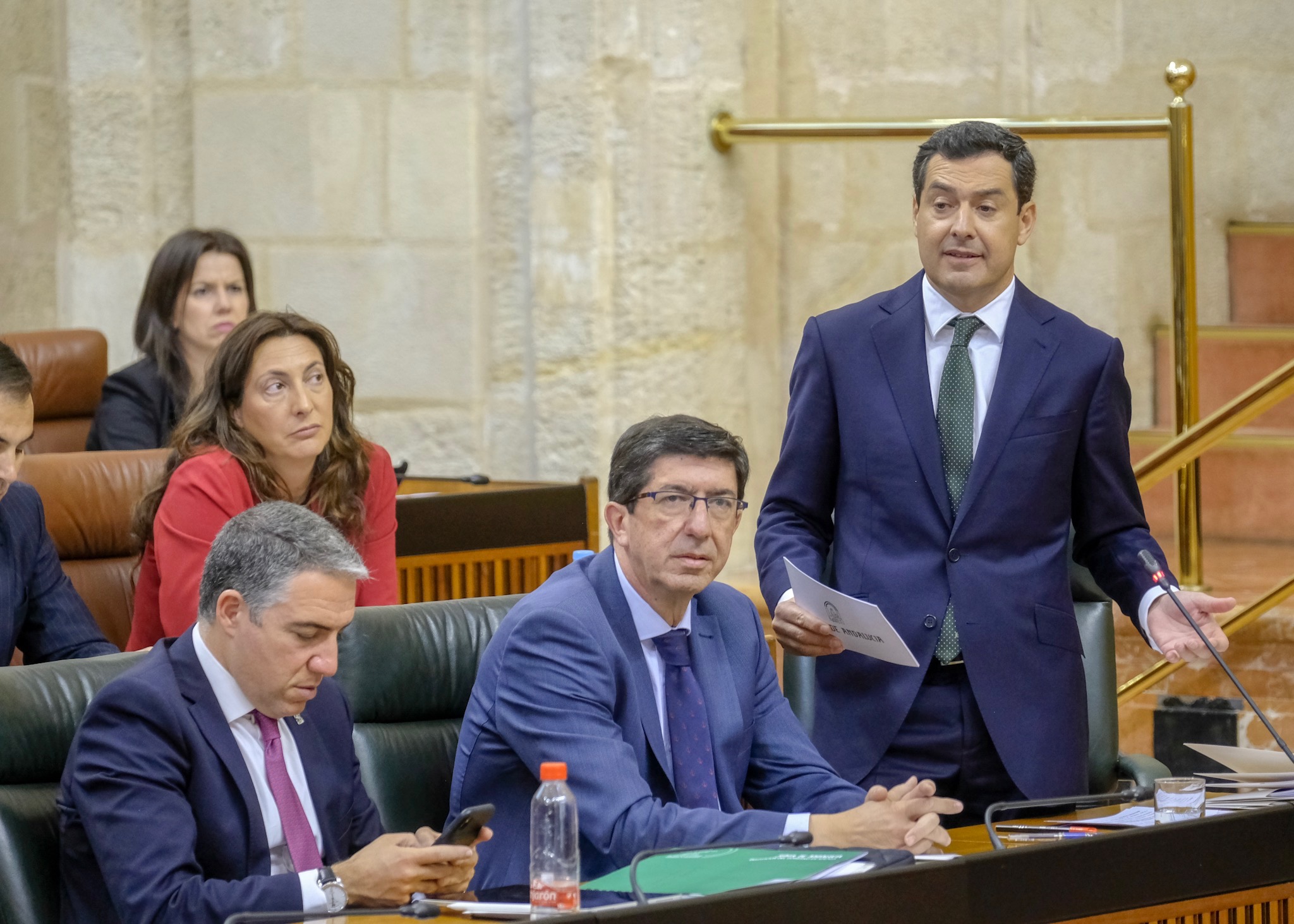  Juan Manuel Moreno, presidente de la Junta de Andaluca, responde a una de las preguntas formuladas por los portavoces parlamentarios en la sesin de control