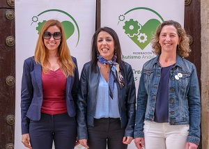 La presidenta del Parlamento, con la presidenta de la Federacin Autismo Andaluca y la Directora General de Personas con Discapacidad e Inclusin 