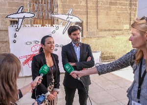  La presidenta del Parlamento y el director de Save The Children en Andaluca atienden a los medios de comunicacin antes del acto