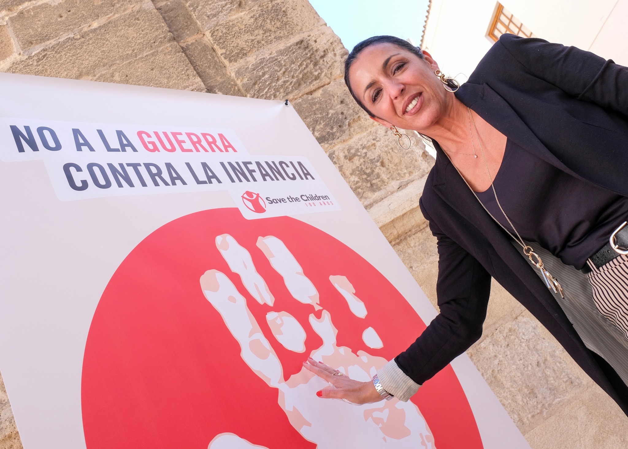  Marta Bosquet junto al cartel de la campaa "No a la guerra contra la Infancia"