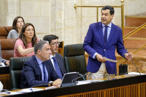 Juan Manuel Moreno responde a una de las preguntas dirigidas al presidente de la Junta de Andaluca en la sesin de control
