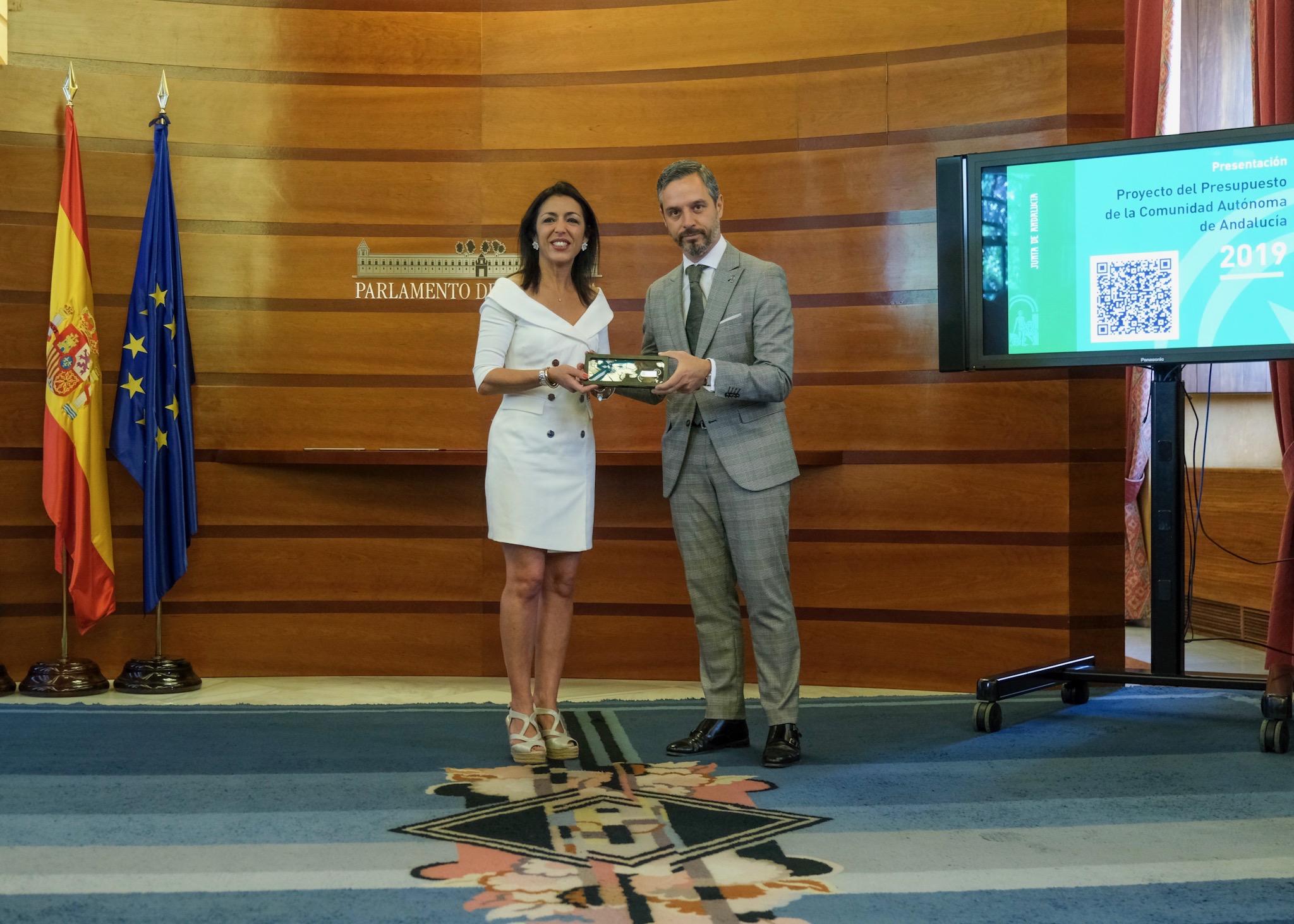   La presidenta del Parlamento, Marta Bosquet, recibe el proyecto de ley de Presupuestos de la Junta de Andaluca para 2019 de manos del consejero de Hacienda, Juan Bravo