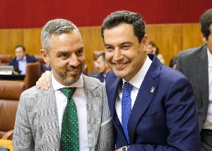  El consejero de Hacienda, Juan Bravo, y el presidente de la Junta de Andaluca, Juan Manuel Moreno, antes del inicio del Pleno