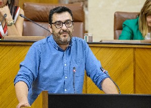  Guzmn Ahumada, portavoz del Grupo Adelante Andaluca en materia de Hacienda, presenta en el Pleno la enmienda a la totalidad del Presupuesto