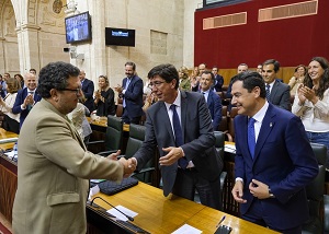  El presidente del Grupo parlamentario Vox, Francisco Serrano, felicita al vicepresidente y al presidente de la Junta de Andaluca