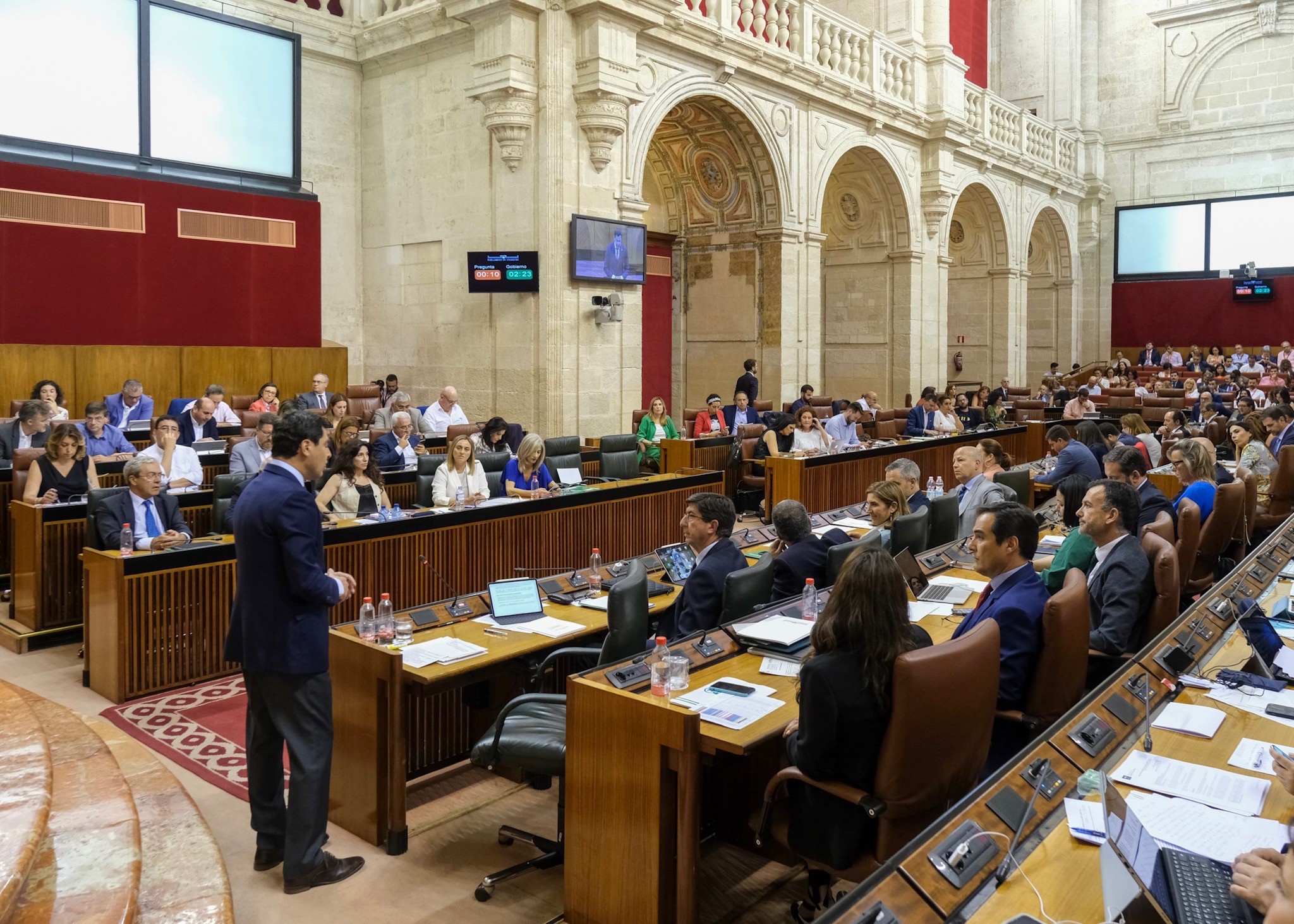  El Pleno del Parlamento, durante una de las intervenciones del presidente de la Junta de Andaluca