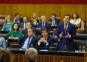   Juan Manuel Moreno, presidente de la Junta de Andaluca, responde a la pregunta planteada en el Pleno por la presidenta del Grupo Socialista