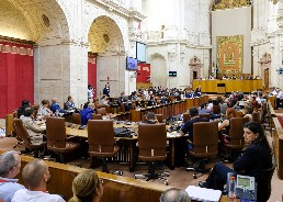 El Pleno del Parlamento, durante las preguntas al presidente de la Junta de Andaluca 