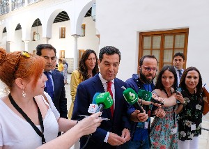  Juan Manuel Moreno, presidente de la Junta de Andaluca, atiende a los medios de comunicacin antes de la sesin de control