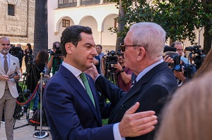  El presidente de la Junta de Andaluca, Juan Manuel Moreno, saluda a Rafael Escuredo