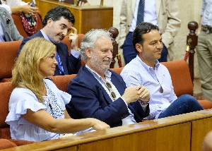  Rafael Porras, elegido por el Pleno presidente del Consejo de Administracin de la RTVA, sigue la votacin junto a los consejeros Esther Fernndez y Carlos Morillas