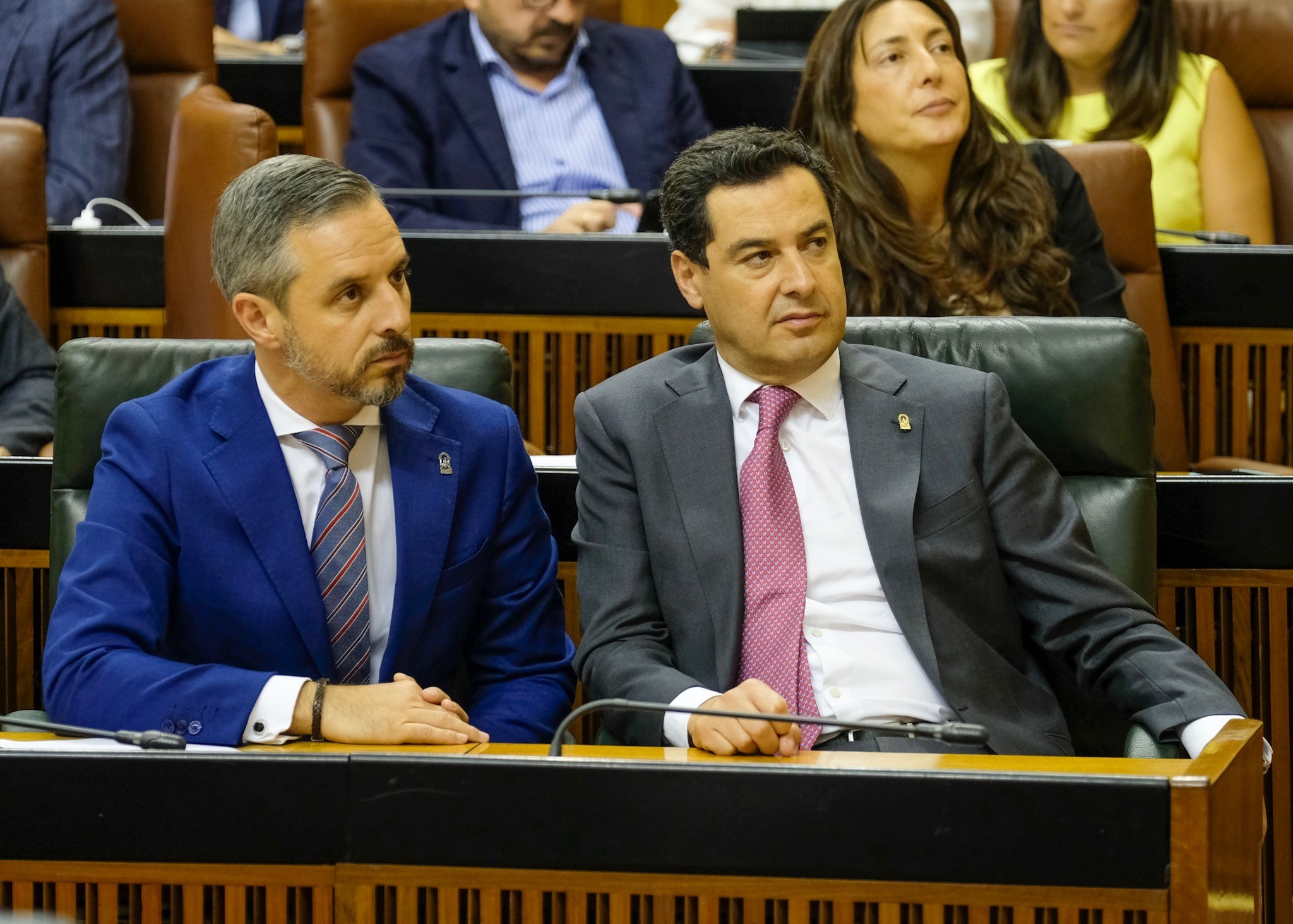 El consejero de Hacienda, Juan Bravo, y el presidente de la Junta de Andaluca, Juan Manuel Moreno, asisten al debate 