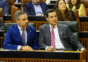 El consejero de Hacienda, Juan Bravo, y el presidente de la Junta de Andaluca, Juan Manuel Moreno, asisten al debate 