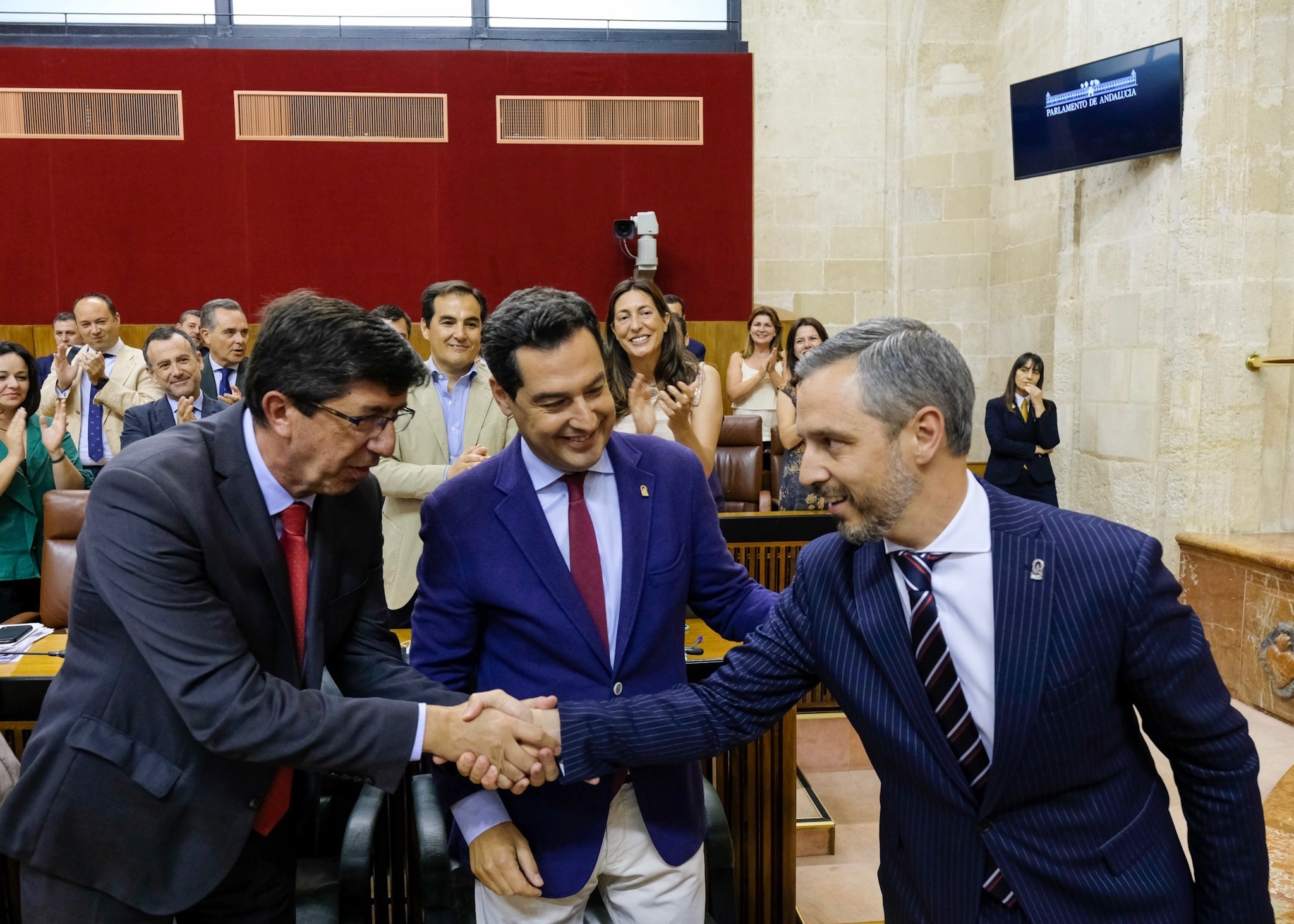   El consejero de Hacienda, felicitado por el presidente y el vicepresidente de la Junta de Andaluca tras la aprobacin del Presupuesto
