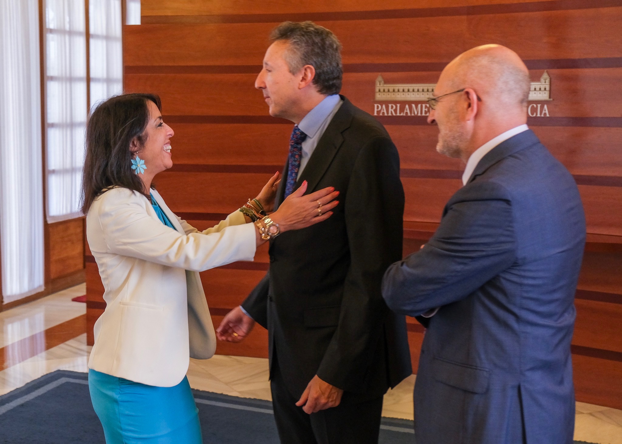  La presidenta del Parlamento, Marta Bosquet, saluda a Cristbal Martnez y Jos Antonio Ornedo, de ONCE