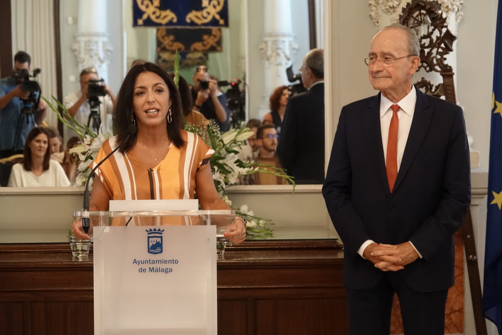  La presidenta del Parlamento, Marta Bosquet, atiende a los medios de comunicacin acompaada por el alcalde de Mlaga, Francisco de la Torre