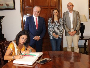   Marta Bosquet firma en el Libro de Honor del Ayuntamiento de Mlaga