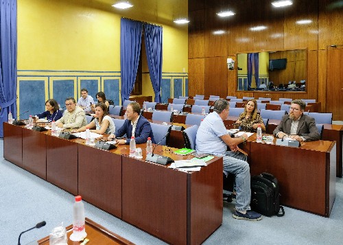  Los diputados y diputadas de la Comisin de Investigacin FAFFE conversan antes de iniciar la reunin 