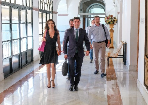 El presidente de la Comisin de Investigacin FAFFE, Enrique Madueo y otros diputados y diputadas se dirigen a la sala de comisiones 