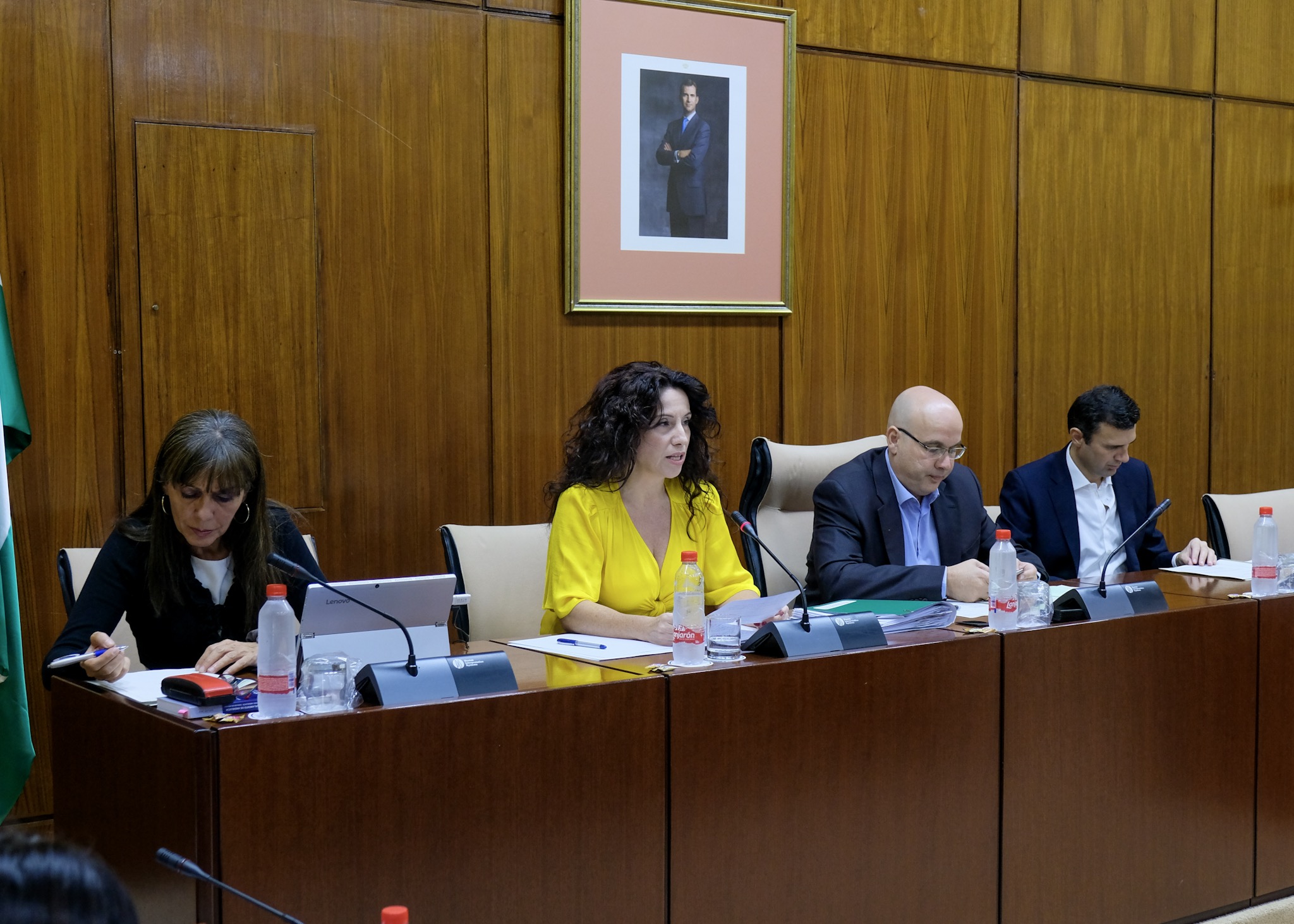  Mesa de la Comisin de Igualdad, Polticas Sociales y Conciliacin durante la intervencin de Roco Ruiz